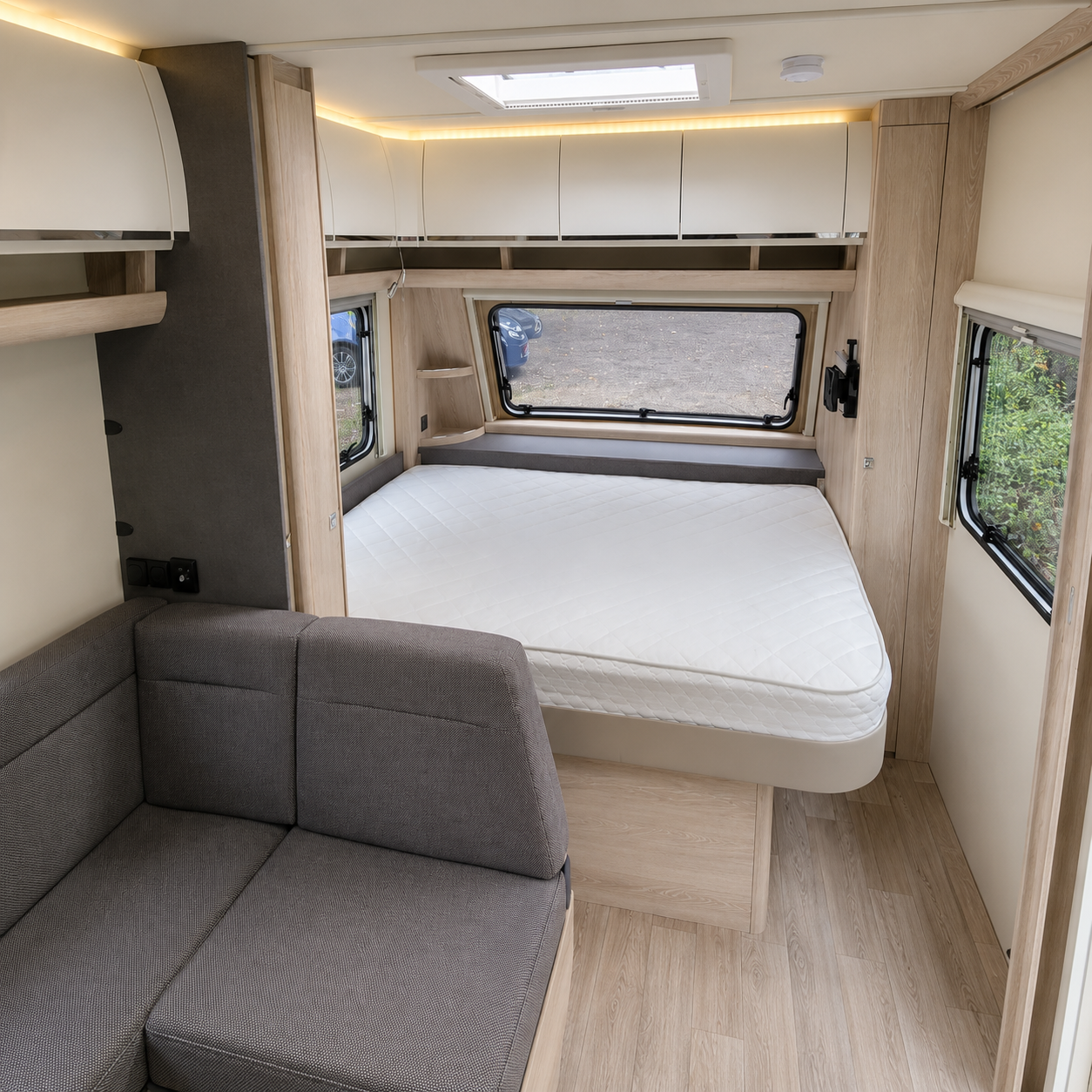 Helles und modernes Camper Innenraum Design Objektfolierung