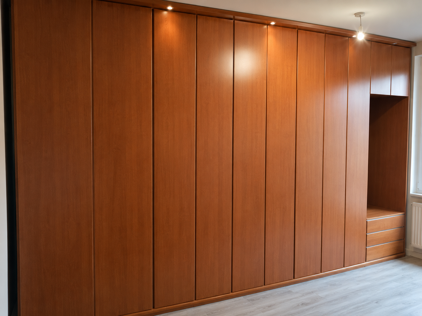 Kleiderschrank vor der Folierung