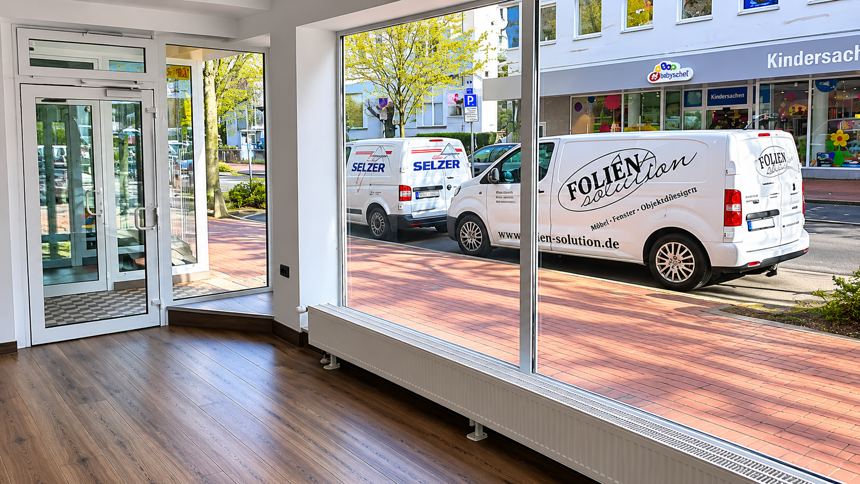 Leerer Laden mit Blick auf die Strasse vor der Folierung