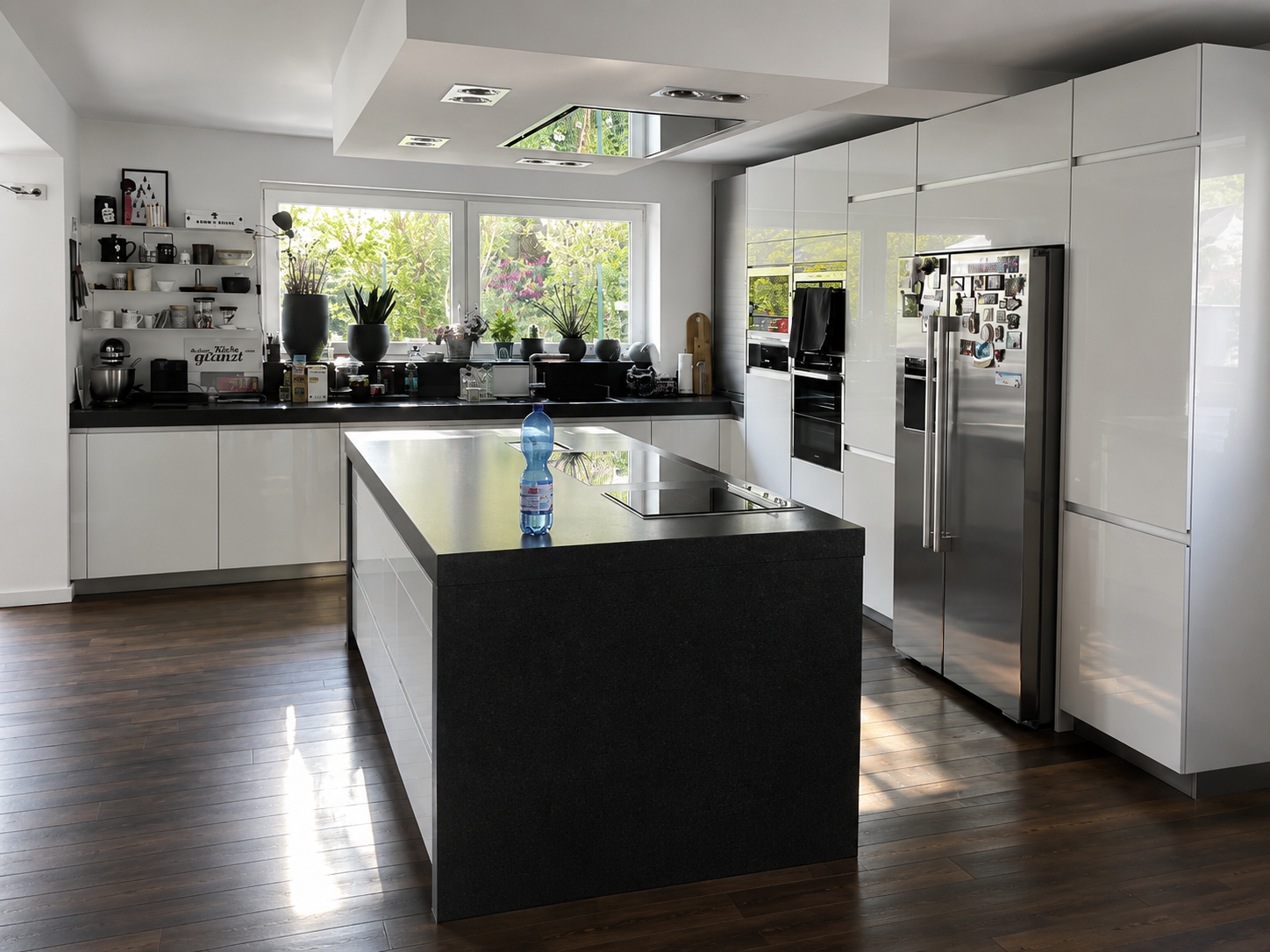 Moderne Kueche mit minimalistischem Design vor der Folierung