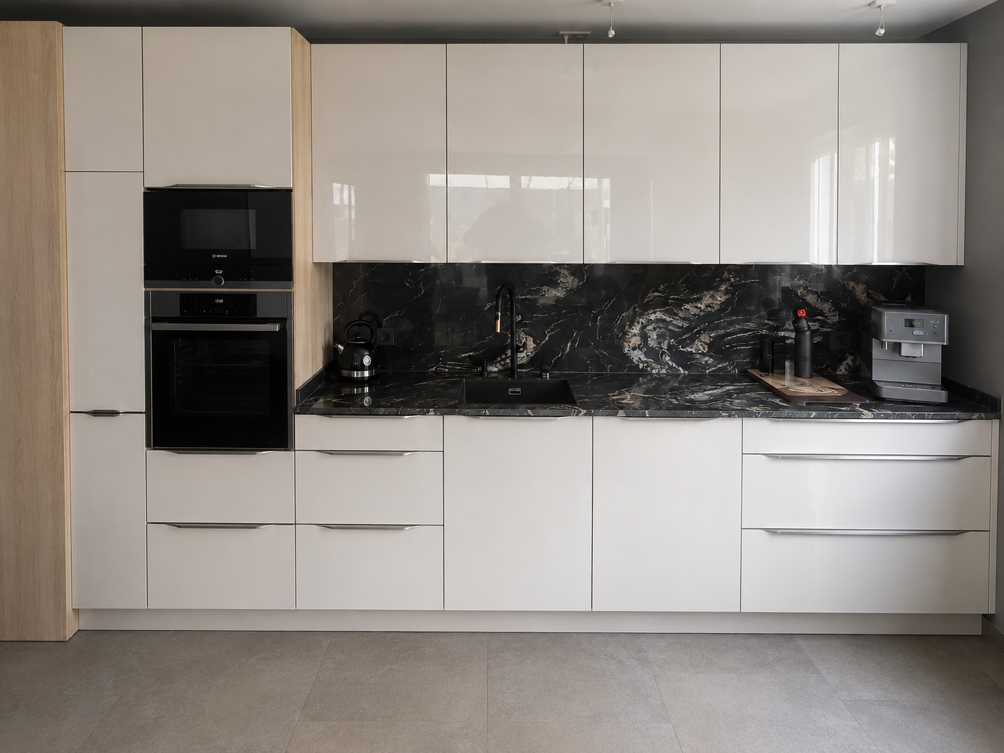 Moderne Kueche mit schwarzer Marmorwand vor der Folierung