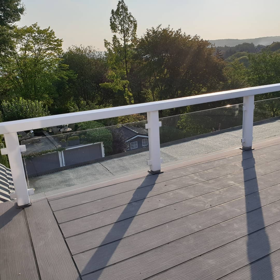 Terrassenverglasung in Milchglasoptik vor der Folierung